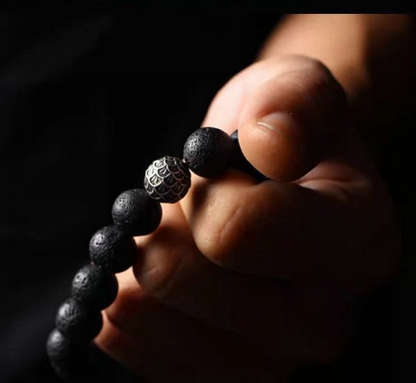 Vintage reverse dragon scale volcanic stone bracelet, a high-end and unique design accessory, featuring a minimalist and personalized style. - 图片 3