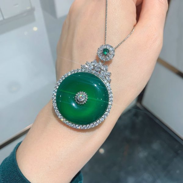 A versatile birthday gift, this jadeite necklace features an inlaid emerald green pendant with a 30*30 main stone. - 图片 6