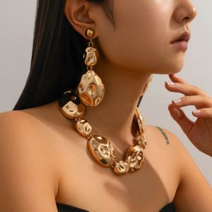 Exaggerated glossy pleated fringe necklace, a fashionable set with an irregular metallic feel.